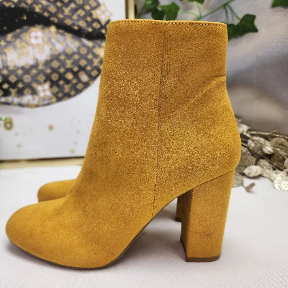 NWOB STEVE MADDEN PIXIE BOOTIE IN MUSTARD SZ 6